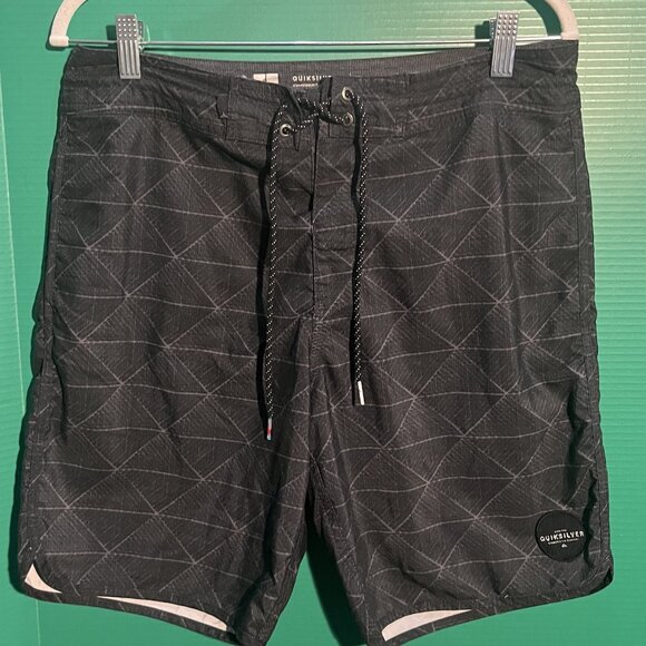 Quiksilver Board Shorts Men’s 31 Black Diamond Print Surf Swim Trunk Quick-Dry - Picture 1 of 7